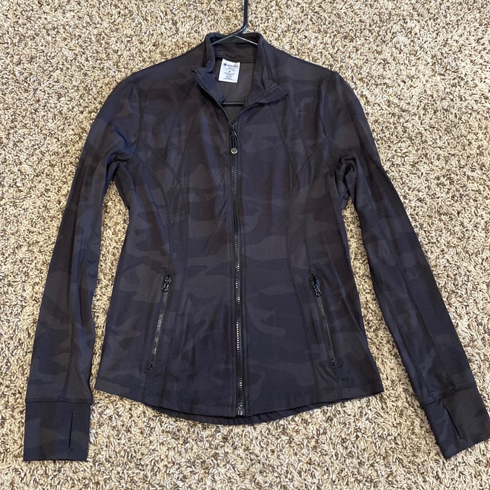 New athletic zip up jacket, stretchy, black camo print size medium